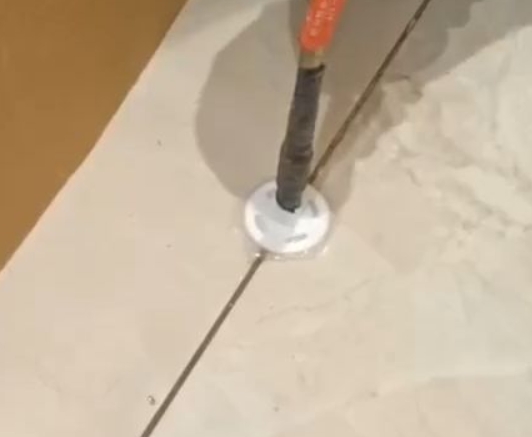 红山瓷砖空鼓维修公司专业解答瓷砖在铺贴过程中，如果没有涂抹均匀到位的粘结材料（如水泥砂浆或瓷砖胶），可能会导致以下问题